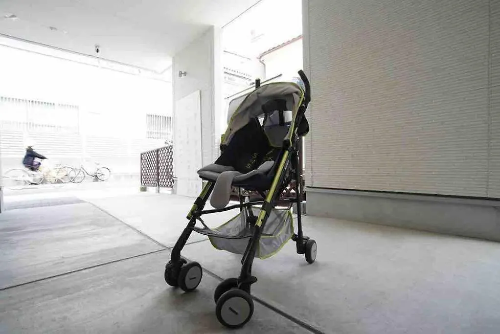 Apartment 民宿 飛 西成区三层120平独栋日式别墅 免费停2台车 4卧室7床和36平的超大客厅 地铁2站5分钟可到难波或者天王寺 走路 4分钟可到花園町地铁站 Ōsaka